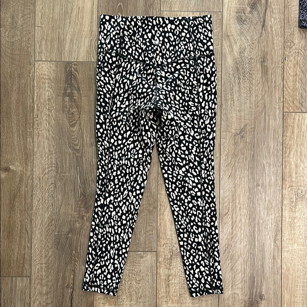 Worn once - ATHLETA Leopard Print Salutation Stash Pocket 7/8 Tights - Picture 3 of 7